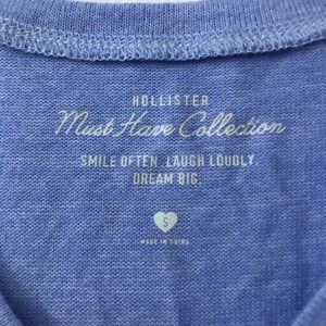 Hollister tee size small